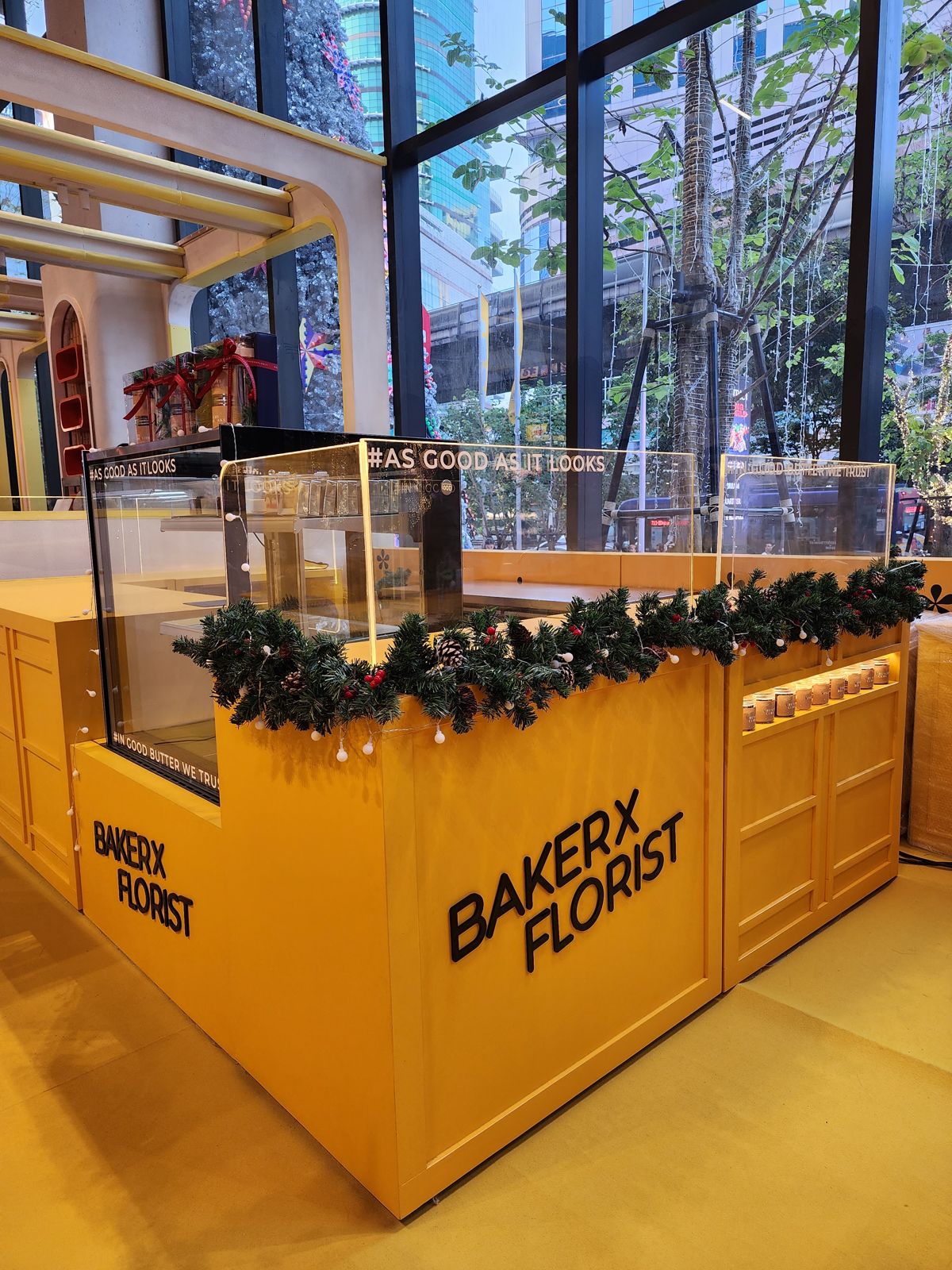 เคาน์เตอร์และตู้โชว์กระจกของร้าน Baker x Florist