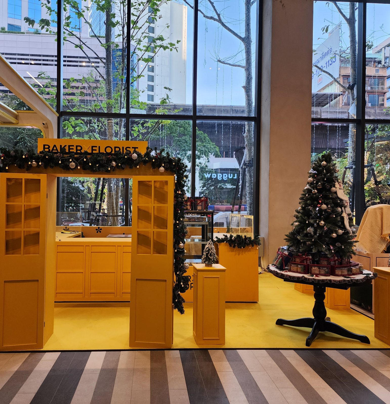 ร้านที่สร้างเสร็จ ซุ้มทางเข้าและเคาน์เตอร์สีเหลือง