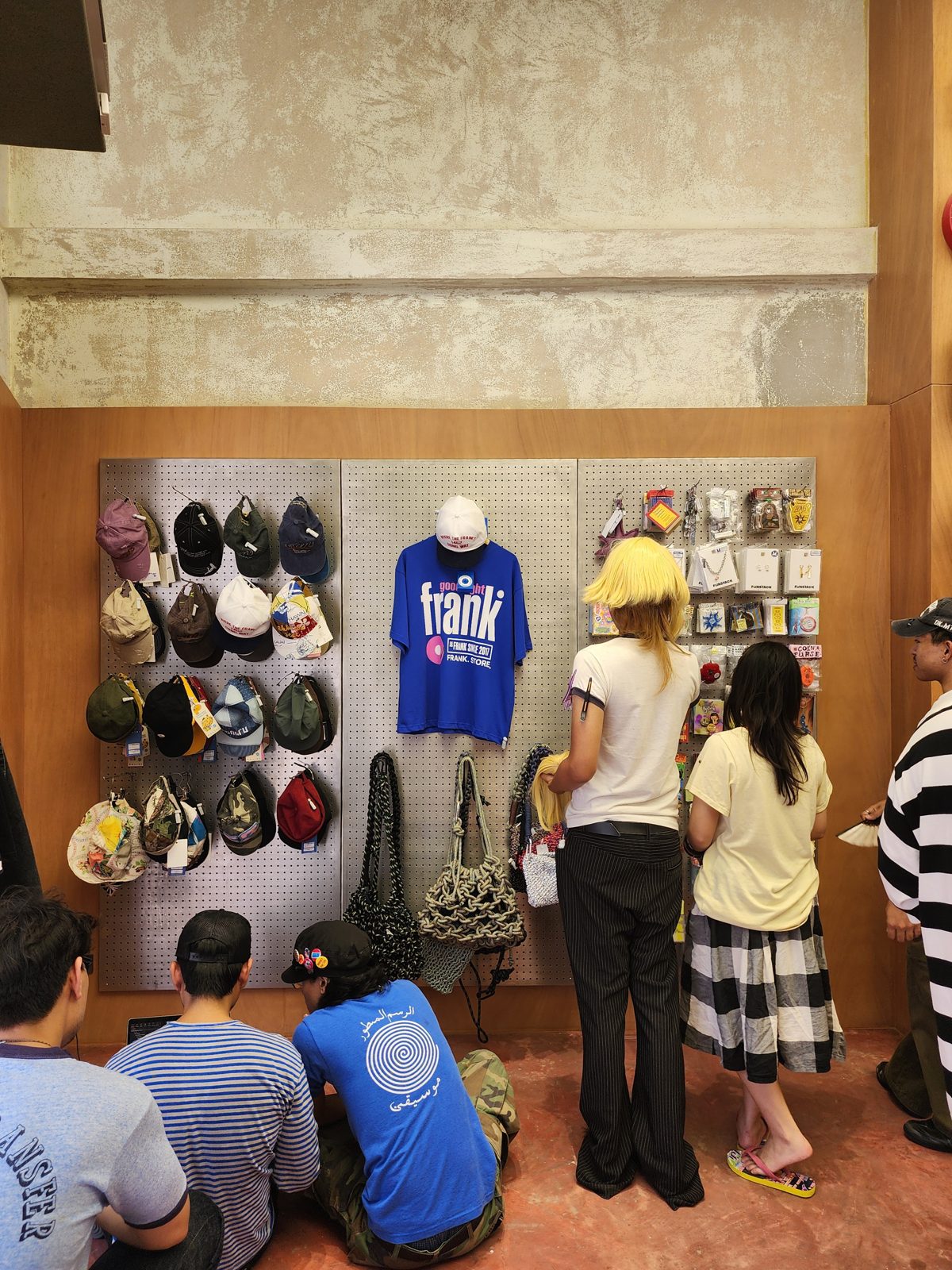 ผนังแขวนหมวกและเสื้อ