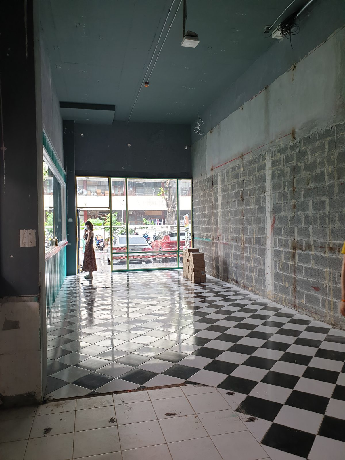 ห้องร้านเดิม พื้นกระเบื้องตาราง ผนังบล็อกเปลือย