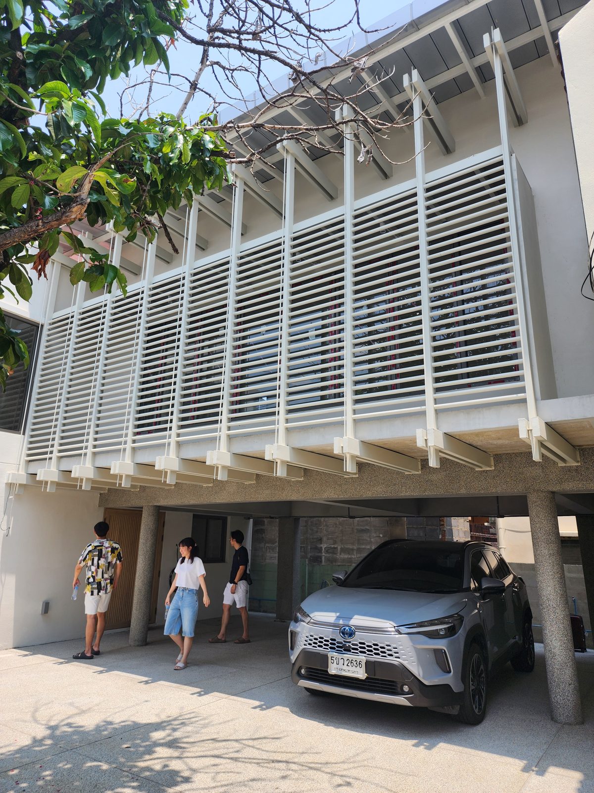 โรงจอดรถกับระแนงบังแดด