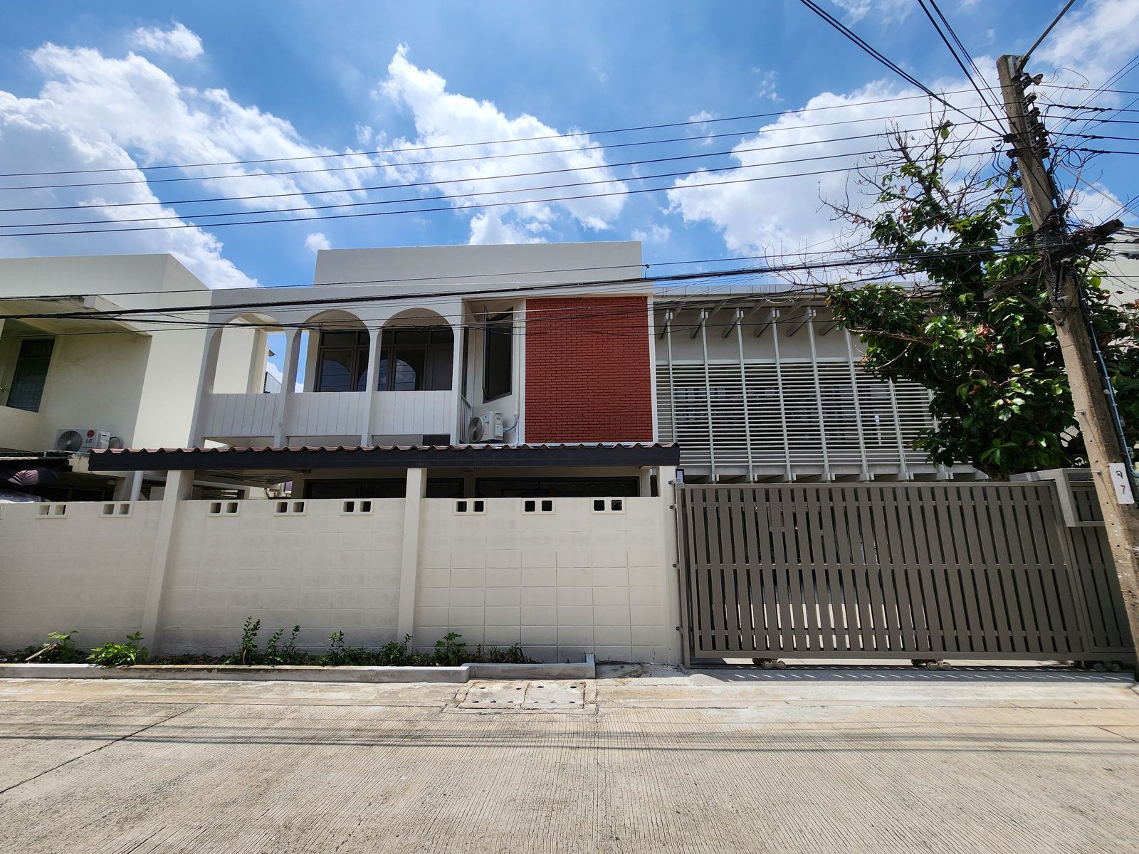 หน้าบ้านใหม่ รั้วและประตูรั้วใหม่