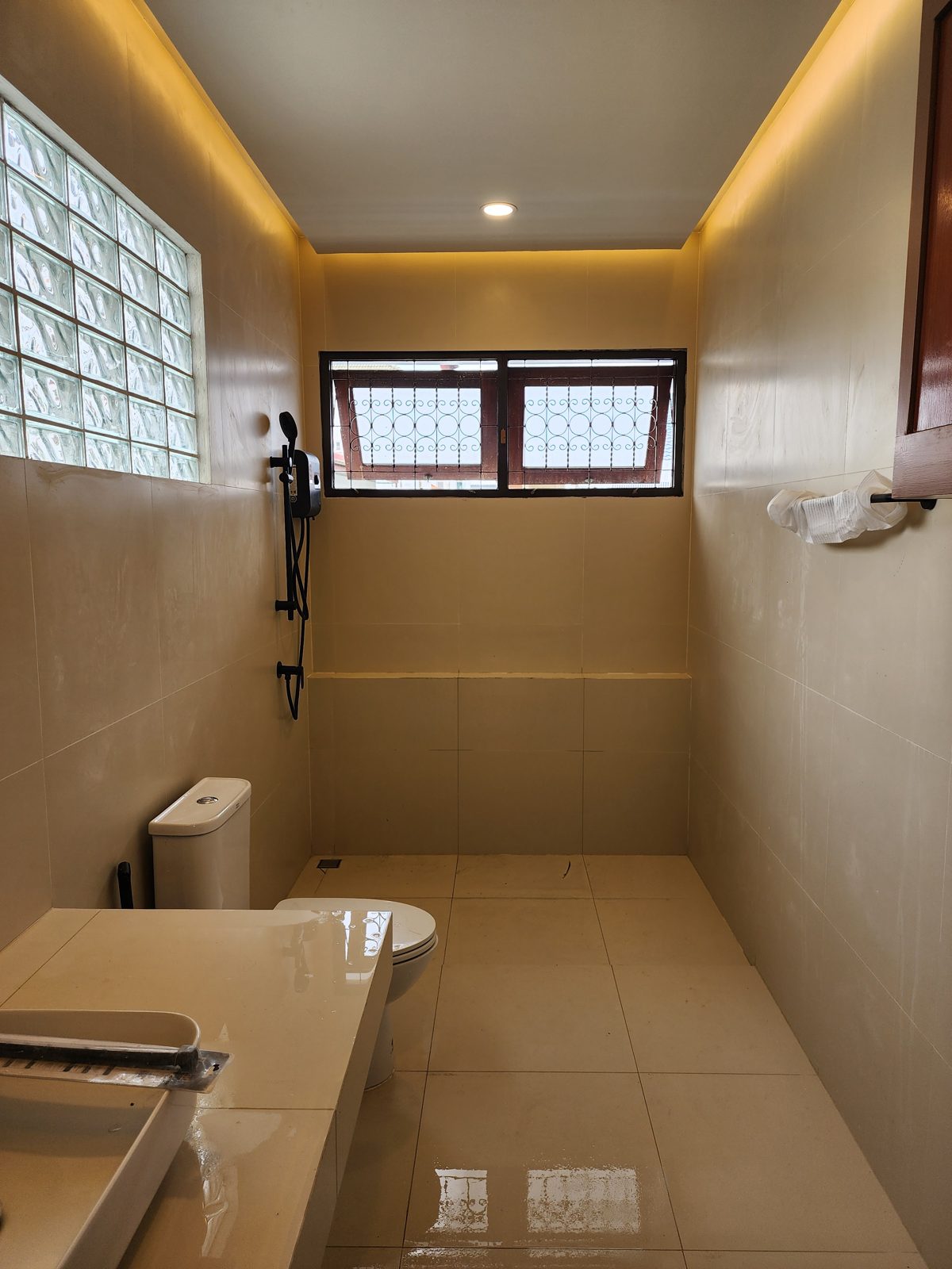 ห้องน้ำใหม่ โทนครีม ไฟซ่อนฝ้า